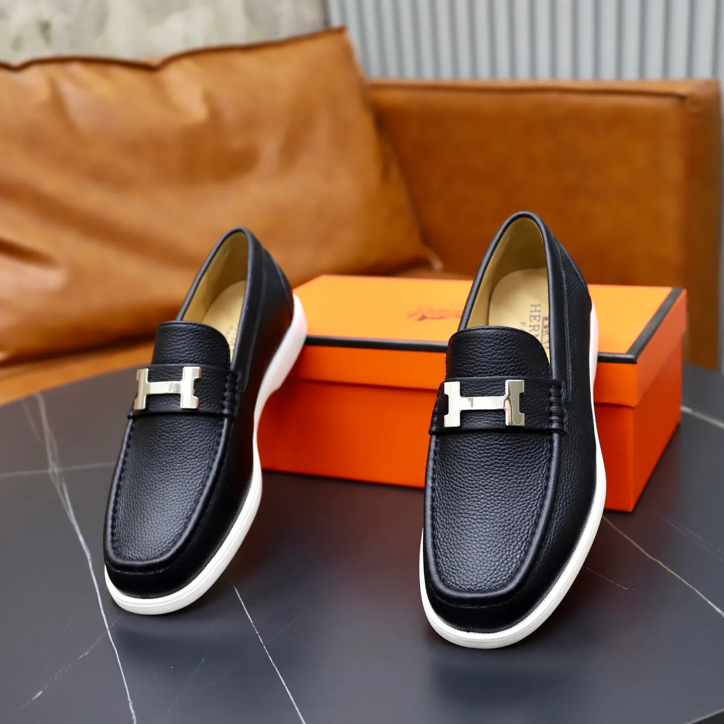 Ex-factory price: 560💰Hermès/Hermès slip-on men's shoes. This shoe is made of imported pebbled cowhide. It has simple and smooth lines and is combined with aerodynamically designed 3CM rubber foam ultra-light soles! Youthful and fashionable, classic H-shaped hardware buckle decoration, calf lining gently wraps the feet, with logo cowhide feet, casual and urban style, highlighting youthful vitality, sports and leisure version, super versatile, code number: 38-39-40-41-42-43-44 standard leather shoe size (45 can be customized but does not support returns)